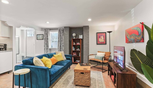 Cute 2 Bedroom Close to Streetcar & Restaurants