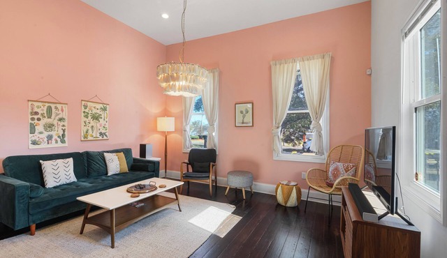 Cute and Cozy 2BR/2BA w/Parking, Yard, King Suite & Blocks to Local Favorites