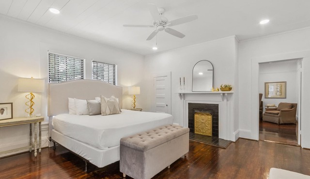 Darling on Main Beautifully Renovated Historic Home 2 Miles from UA Campus!