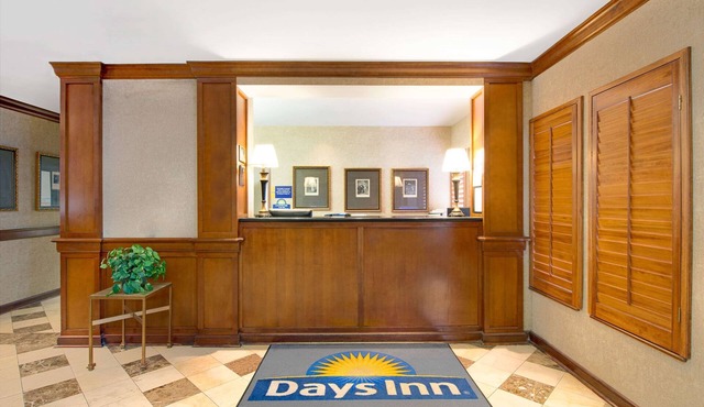 Days Inn and Suites by Wyndham St. Louis/Westport Plaza