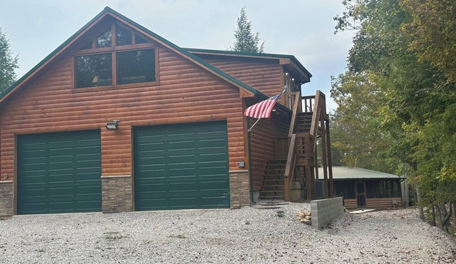 Delightful bunk cabin retreat in Parkers Lake with cozy charm
