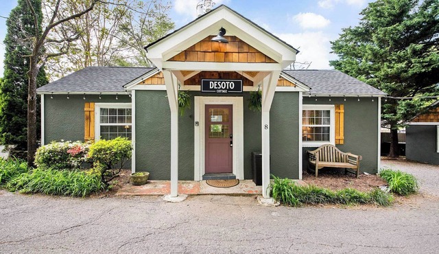 Desoto Cottage Hot Tub & Breakfast Treats