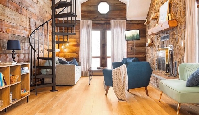 Dog Friendly Cabin in the Woods, Hot Tub & Firepit