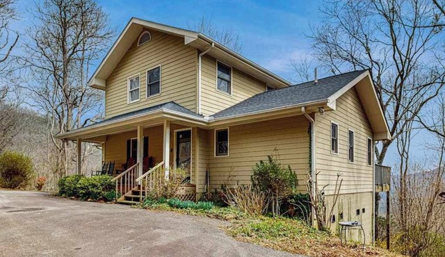 Dog-friendly house w/gorgeous mountain views, deck & hot tub