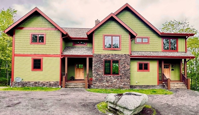 Dogs OK 5 Bedroom+2 Den Mansion w/HOT TUB on top the mountain 7 min lake access