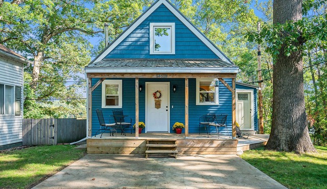 Dogs Stay Free! Lakefront Home near Notre Dame