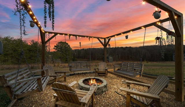 Dollywood Luxury Smoky Mtn Pool Cabin, Amazing view, Hot tub,Arcade, Pets ok