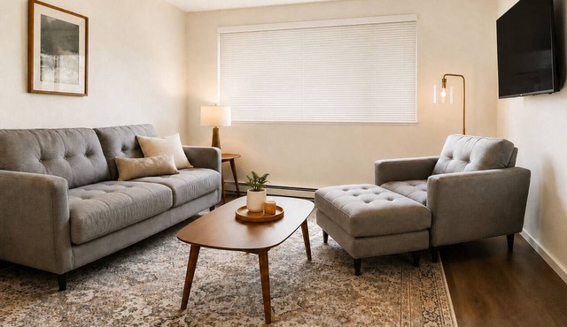 Downtown 2BR - Fast WiFi-Easy Parking -Self Check-in