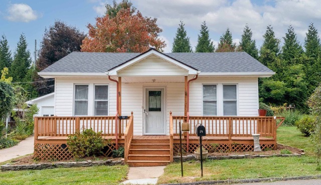 Downtown Burnsville, NC, Walk to everything from the property, Food, Bars, Music