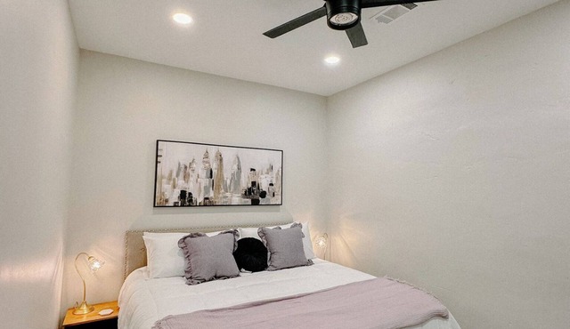 Downtown Loft Cozy 1-bedroom apartment in adorable Aberdeen with WiFi