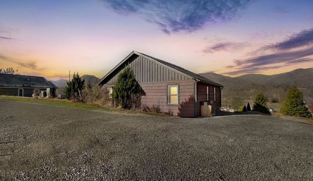 Dream Smoky Mountains Getaway: Amazing Pet-Friendly Cabin in Waynesville, North Carolina