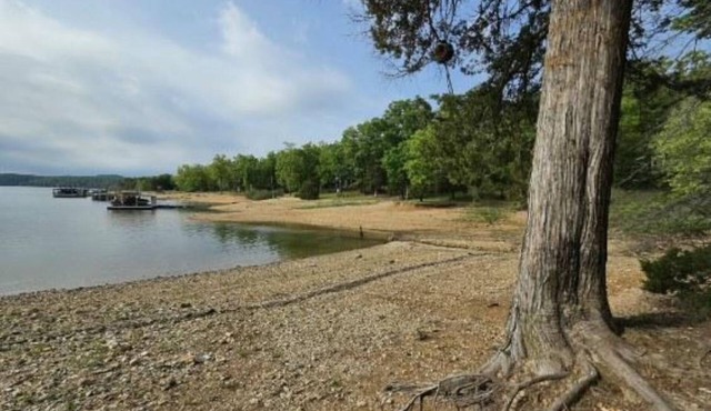 Drift Away- 2-bedroom Lakefront house with Easy walk to Lake