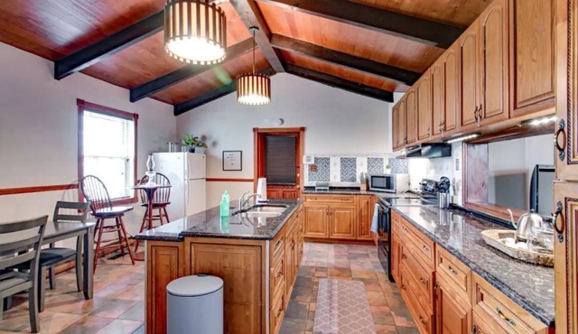 ❤DT Victorian Apt A❤ 3br~2ba~King~Walk to DT❤
