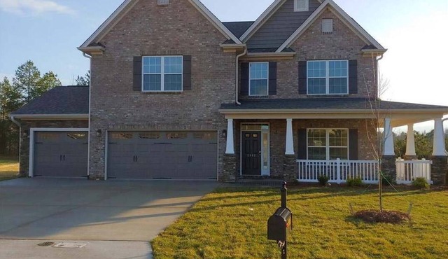 Early & late HPMKT dates still available! 4-bdrm just 4 miles from HPMKT