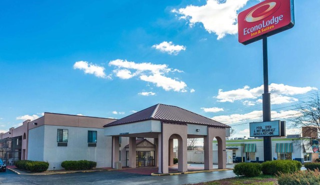 Econo Lodge & Suites Clarksville near Governors Square Mall