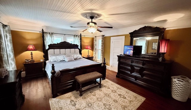 Elegant Mansion on Main Street – Spacious, Stylish & Central