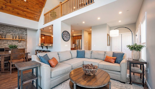 Elegant Mt Top Whitewater Retreat: King Beds & Hot Tub