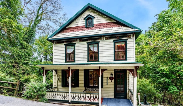 Enchanting Victorian Cottage Just Steps From All the Major Sites in Harpers Ferry, WV