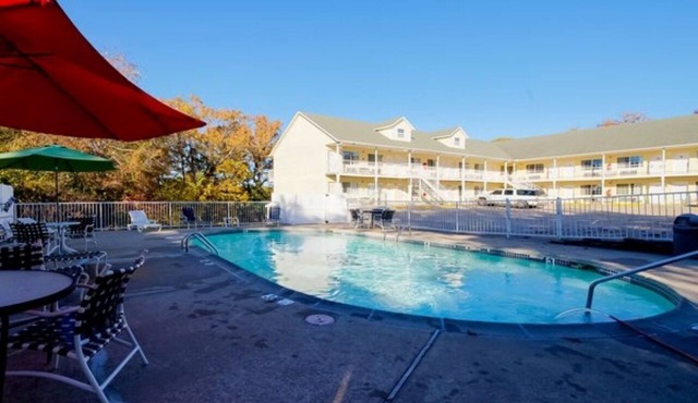 Enjoy Soothing Jetted Tub in Spacious Room Near Eureka Springs Sights