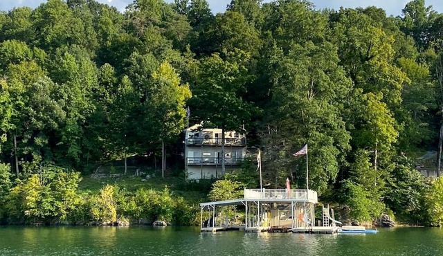 Enormous Cabin Fully Loaded Dock for Water Sports in Tennessee