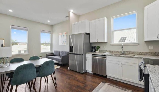 Enormous Colorful New 6br Pad w/Parking