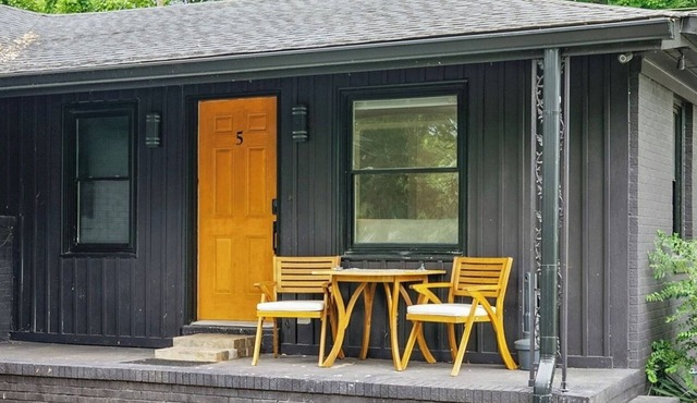 Entire 3-Unit Building - 5BR 3.5BA 3 Kitchens Parking