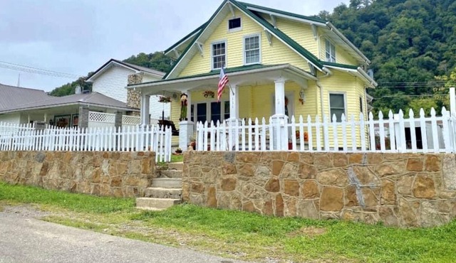 Entire 4BR Home in Town of Gilbert Hatfield McCoy Trails