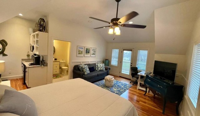 Entire Guest House 3 bedrooms & 3 baths