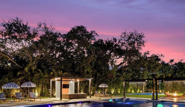 Epic Treehouse Villa | Pool Jacuzzi Pickleball