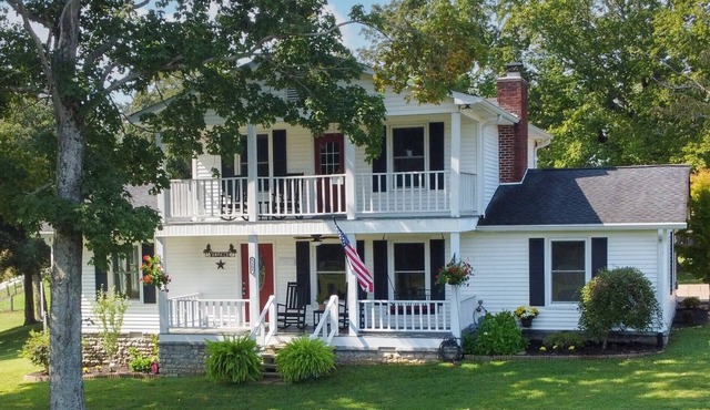 Escape to the countryside with the Farmhouse at Carmels Landing!