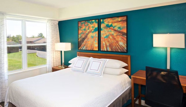 Evansville East Queen Suite w/Breakfast, pool, gym