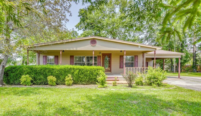 Family-Friendly Burnsville Home w/Yard