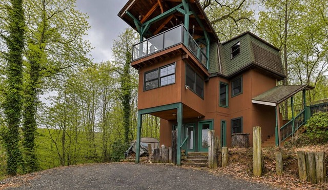 Family-Friendly Lakefront Home – 3 Bedrooms, Amazing Lake Views