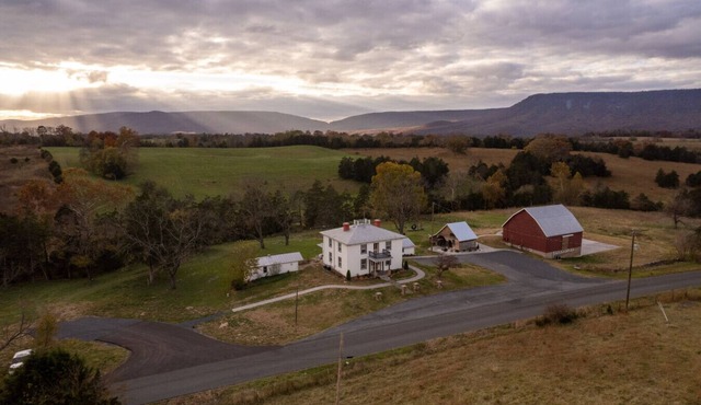 Farmhouse on Ranch! Mountains, Horses & Cattle