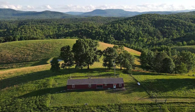 Farmhouse & Rustic Patio with Beautiful Views!