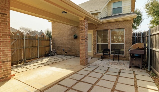 Fenced Backyard + Workspace - Near DFW Airport