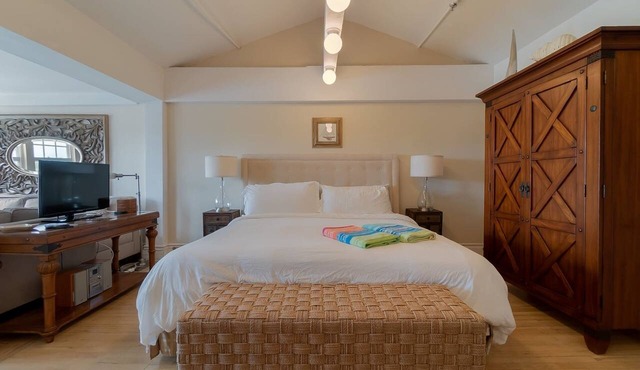 FIFA/Pool/StepsToBeach/Dining/PenthouseStudioSuite