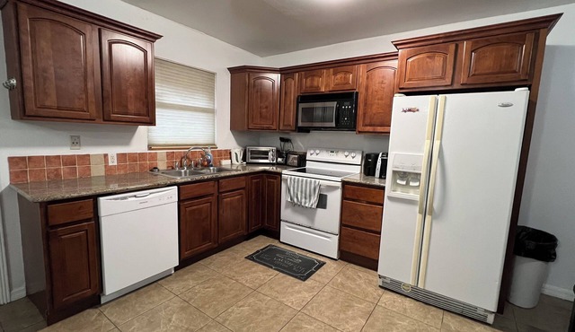 MAJOR INTERNATIONAL SPORTING EVENT ready Corner garden view 2-bed townhome in tranquil Hollywood AC gated Wifi