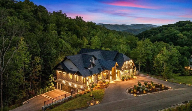 Firefly Mtn Retreat ~ Luxury 4BR Pool Cabin in The Summit at Bluff Mountain