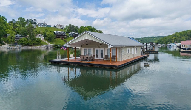 Floating Holiday #4 on Norris Lake at Springs Dock Marina. Front Row View!