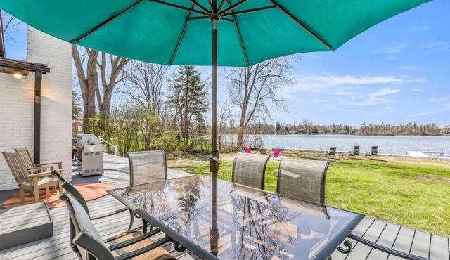 Fox Lake Retreat | Dock, Hot Tub, Sauna & Gameroom