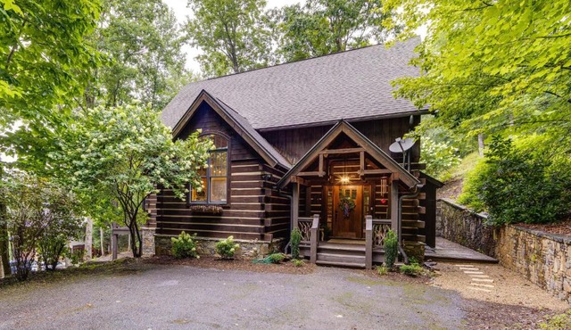 Franklin Cabin w/Hot Tub, Theater & Fire Pit!