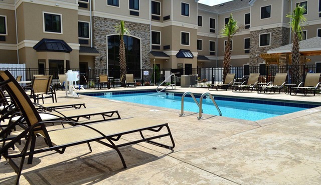 Free Breakfast. Outdoor Pool. Shared BBQ. Near Marine Corps.