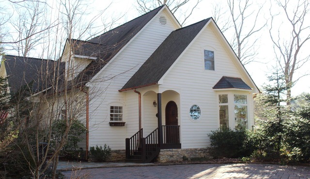 Freshly Decorated, 1.5 miles to downtown Highlands w/views of Mount Satulah!
