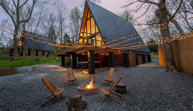 Freya's Cabin luxury pet-friendly Aframe w/hot/cold tub & sauna 15 min to GSMNP