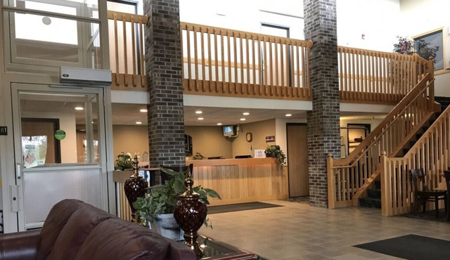 Friends Getaway! Budget Friendly, Free Parking and Breakfast, Pets Allowed!