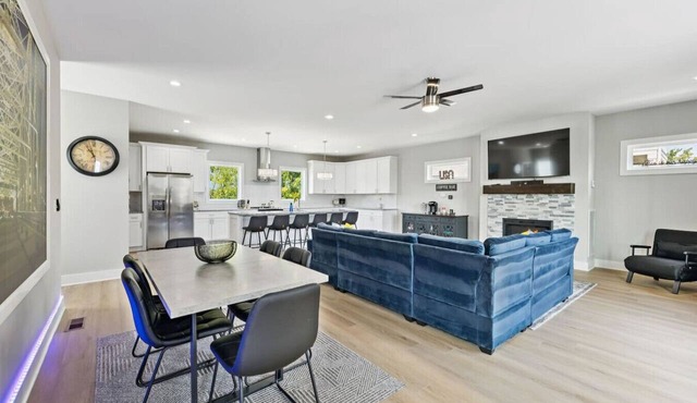 Friends in Skyline Places, 10 min to Broadway, Perfect for Groups!