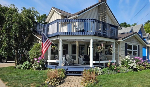 Front Porch & Balcony overlooking Park/Lake Erie! Cedar Point, Fishing & Beach!