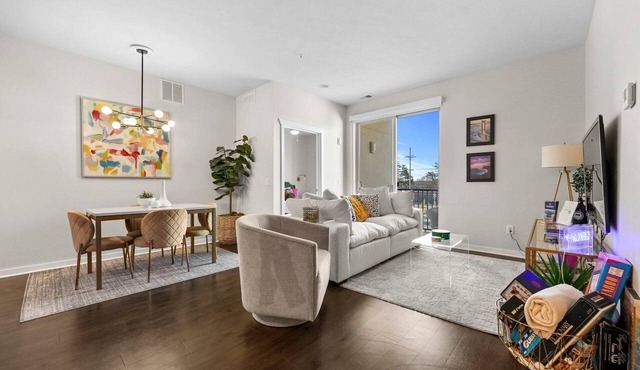 Fully Stocked Trendy Condo Close To Downtown And The Beach