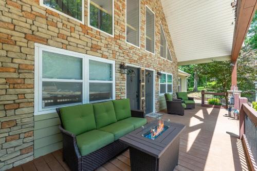 Funtastic Retreat! Pet Goats, Hot Tub, 10 Mins to Weaverville - 15 Min to AVL PS5, View, Karaoke
